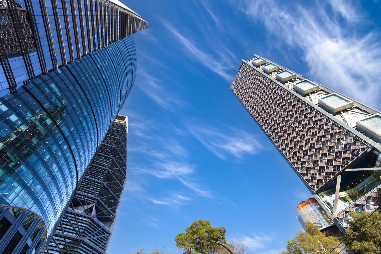 Skyline corporativo — más de 50,000 espacios comerciales en Spot2